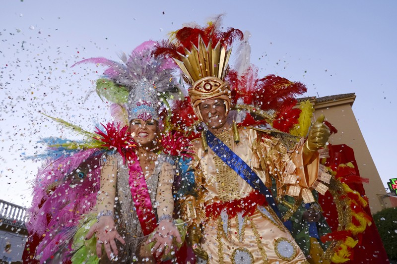 Gines se echó a la calle para disfrutar de su espectacular Carnaval de Luz