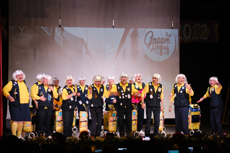 El teatro El Tronío acogió un espléndido Certamen de Agrupaciones del Carnaval de Gines