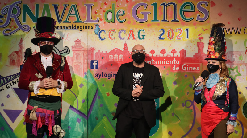 El #CarnavalEnCasa de Gines elige a sus mejores agrupaciones, disfraces y carruajes