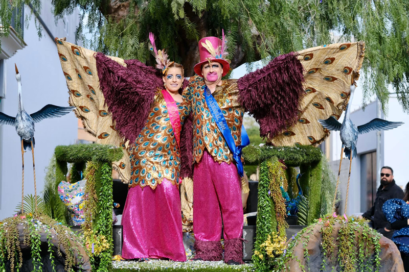 El Gran Desfile de Carnaval llenó de colorido las calles de Gines