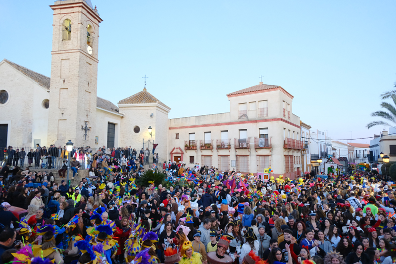 Gines disfrutó de un multitudinario Carnaval de Luz que llenó de colorido las calles de la localidad