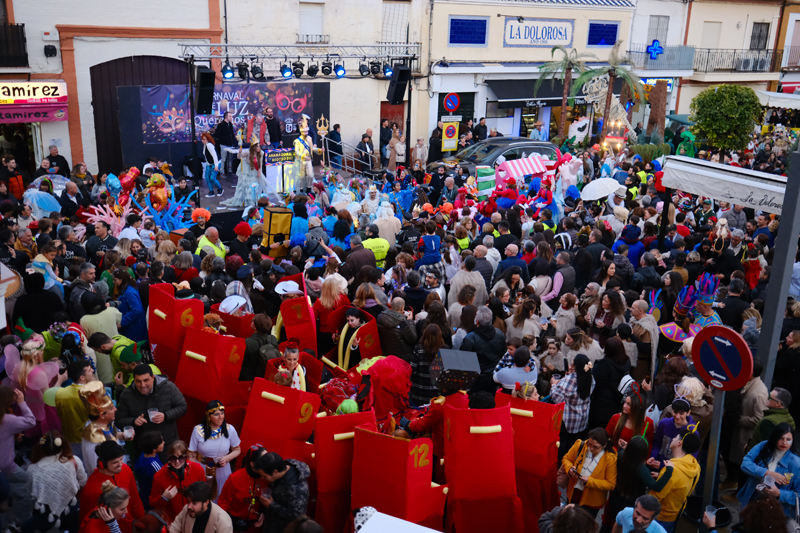 Un multitudinario ‘Carnaval de Luz’ llenó de colorido y diversión las calles de Gines