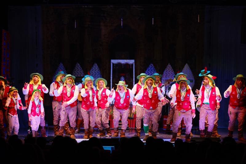 El teatro El Tronío se llenó este sábado para presenciar la segunda semifinal del Carnaval de Gines 2024