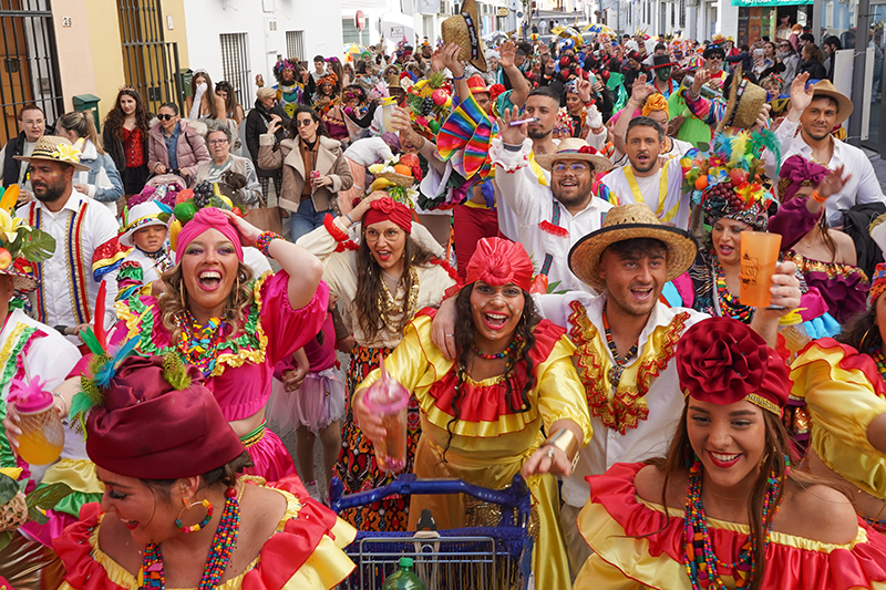 Un multitudinario ‘Carnaval de Luz’ llenó de colorido y diversión las calles de Gines