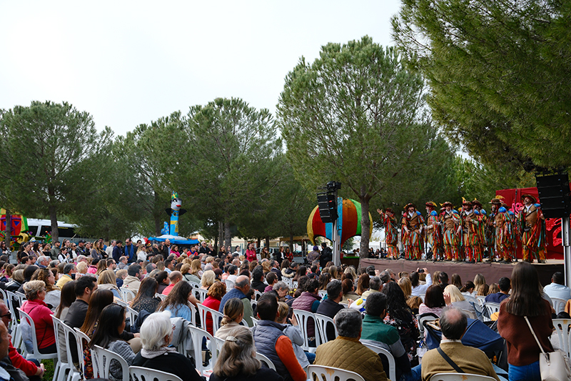 Un multitudinario Entierro de la Sardina cerró el Carnaval 2023 con las actuaciones de la comparsa de Tino Tovar y la chirigota ‘To me pasa a mí. Los desgraciaítos’