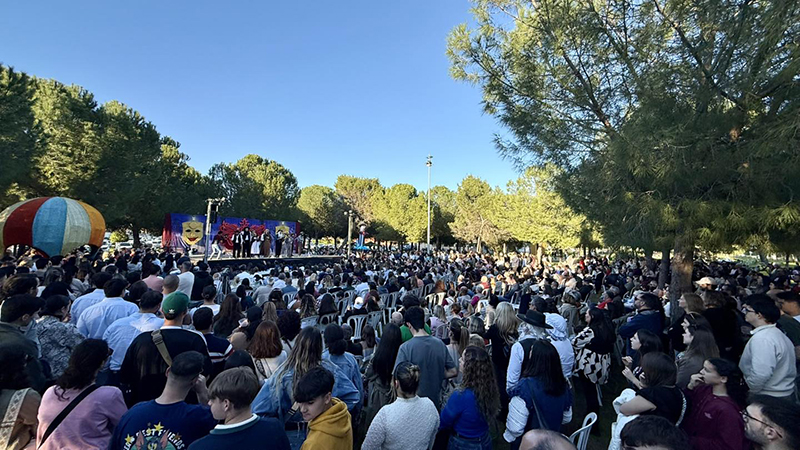 El XIX Entierro de la Sardina abarrotó el Pinar de San Ginés como cierre del Carnaval 2026 en Gines